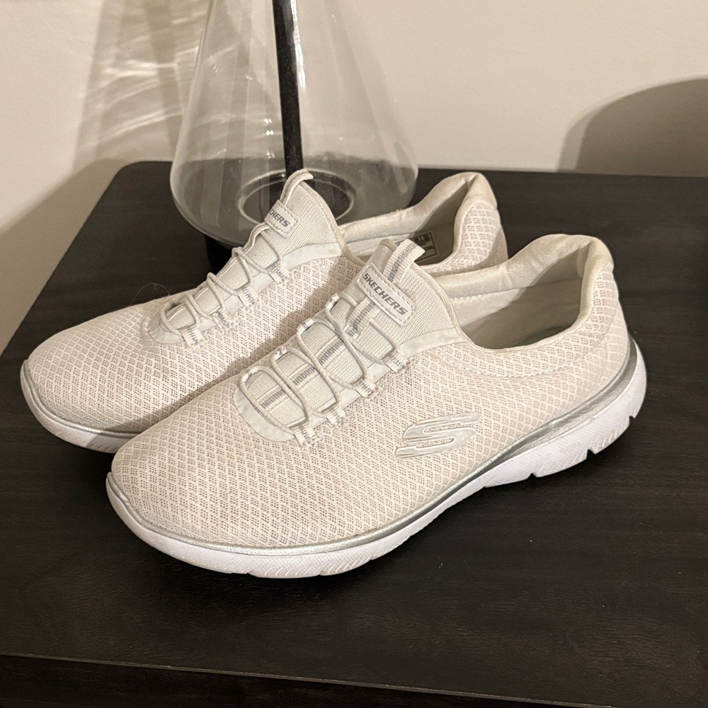 Skechers Wide Fit Women’s Slip On Tennis Shoes Size 9 Sneakers Memory Foam
